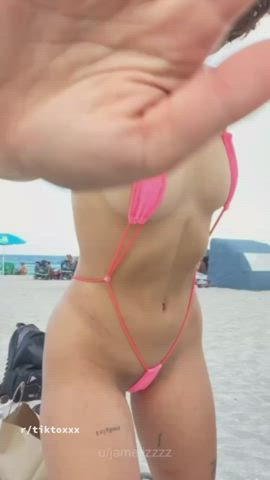 Hot babe at the beach : video clip