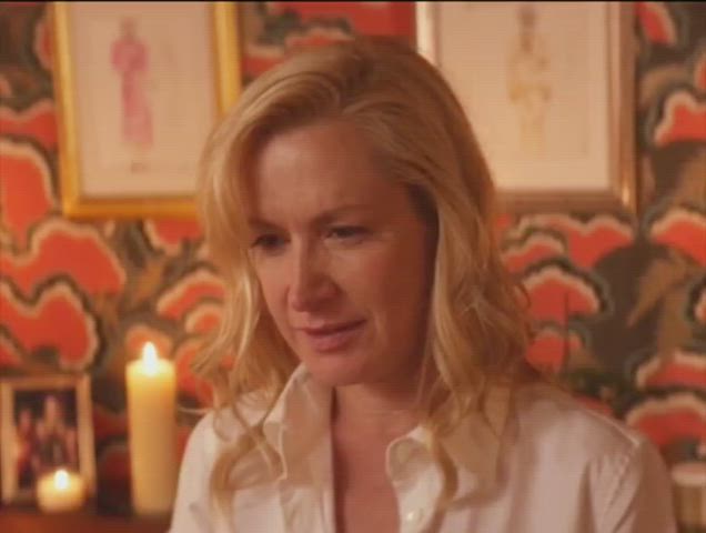 Angela Kinsey (Angela from The Office) : video clip