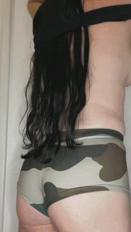 Long hair and a perky butt is a good combo : video clip