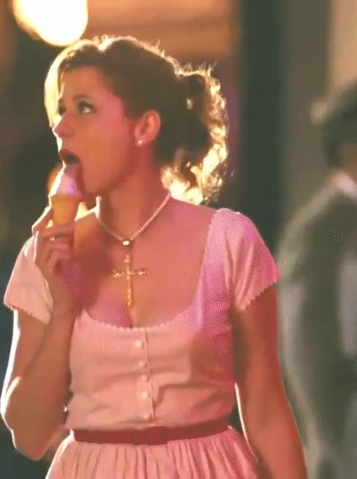 Jenna Fischer eating ice cream : video clip