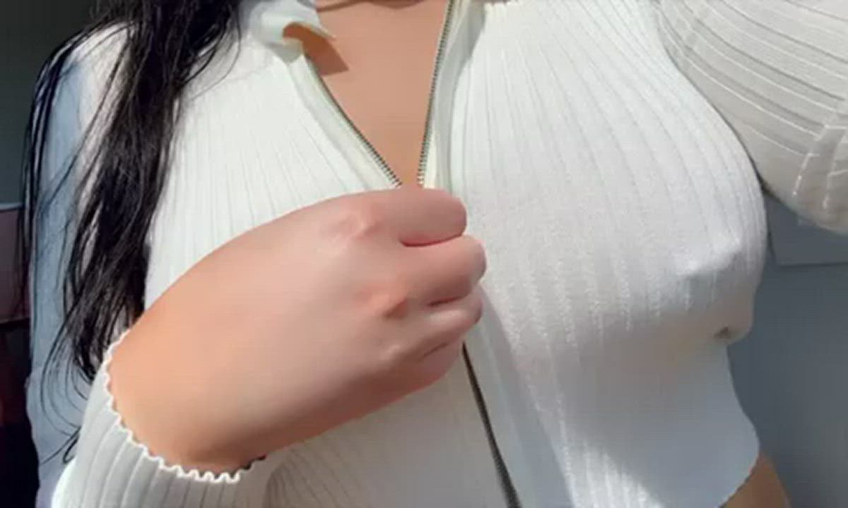 Showing off my tits is so much fun 😉 : video clip