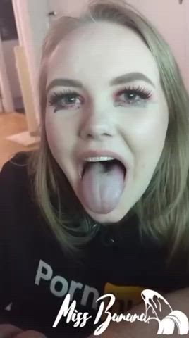 Cum swallow : video clip