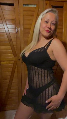 Can a curvy blonde get you hard today? 😇 : video clip