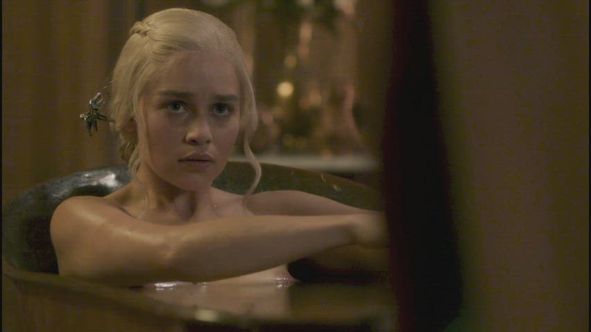 Emilia Clarke Tits and Ass Bathtub Scene in Game of Thrones S03E08 : video clip