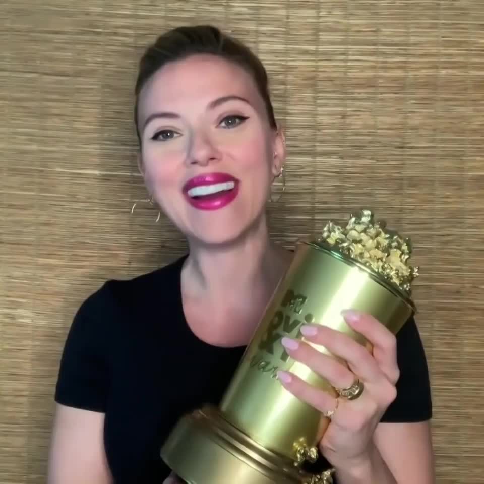 Scarlett Johansson gets slimed - MTV Movie Awards 2021 : video clip
