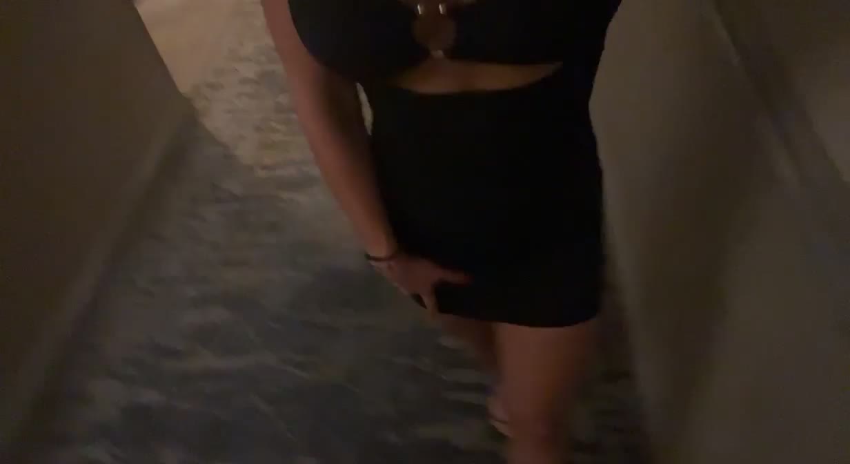 Heading for dinner with a diamond butt plug in , no panties and giving the guys a quick flash at the end of the hallway : video clip