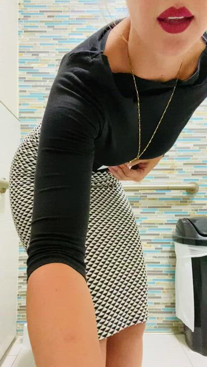 Is a skirt this tight appropriate work-wear for a teacher? [f]40 : video clip