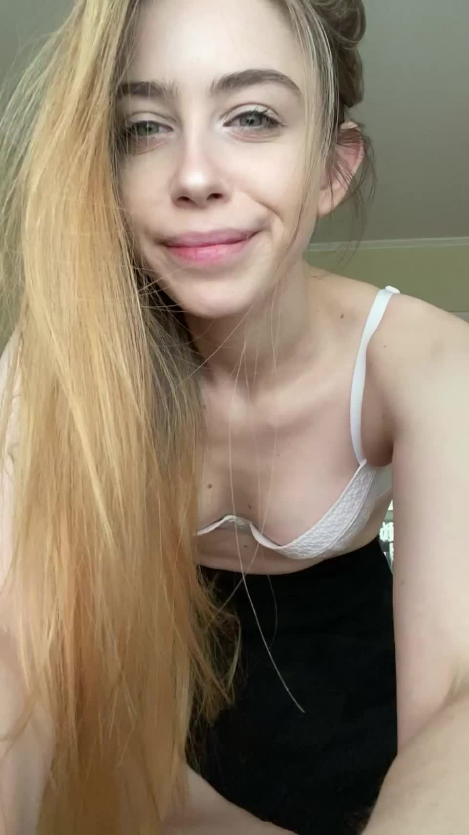 Daddy, come under my skirt : video clip