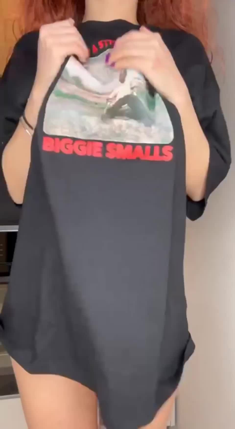 ,,Small” titty bounce : video clip