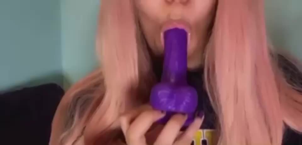 I love my new toy but still need a real one : video clip