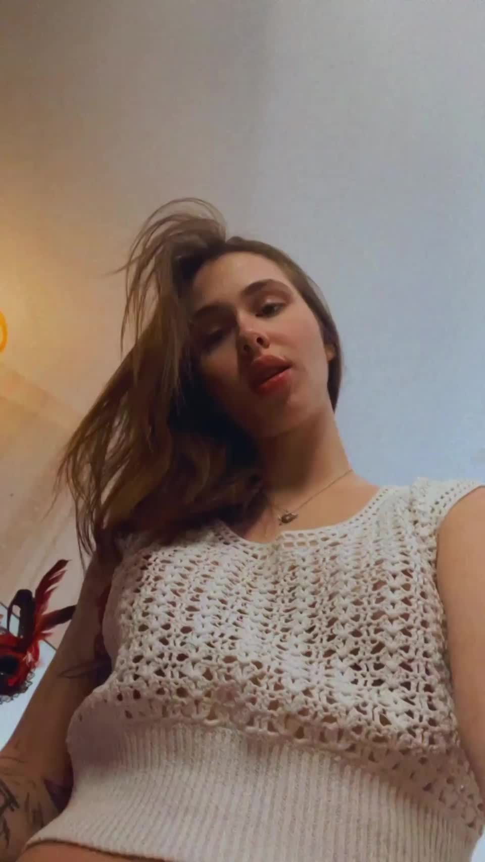 Teasing my juicy clit : video clip