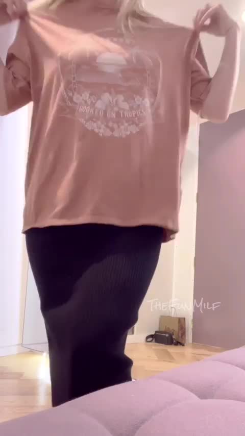 Doing my party trick while out shopping for clothes! [GIF] : video clip
