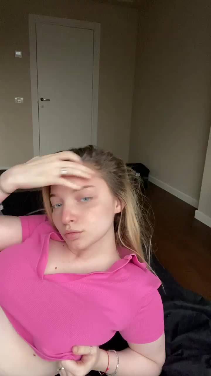 Give me your wood to put it between my tits : video clip