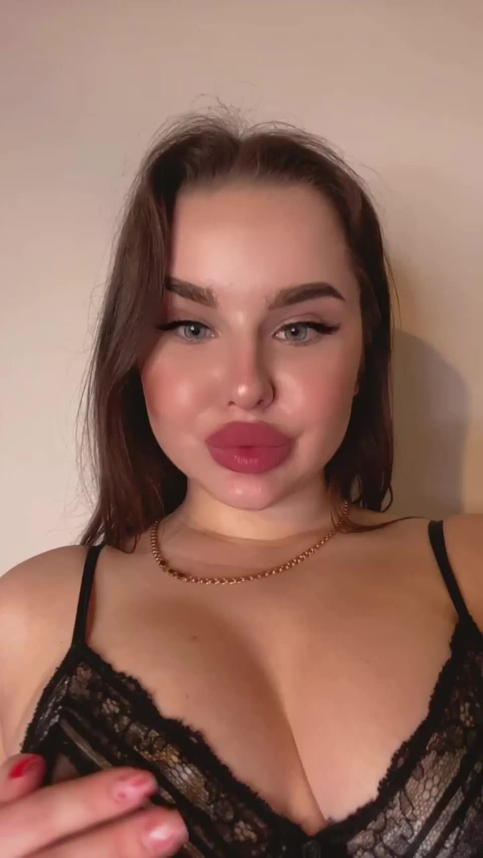 hey daddy i am home and want you to fuck my tits😍 : video clip