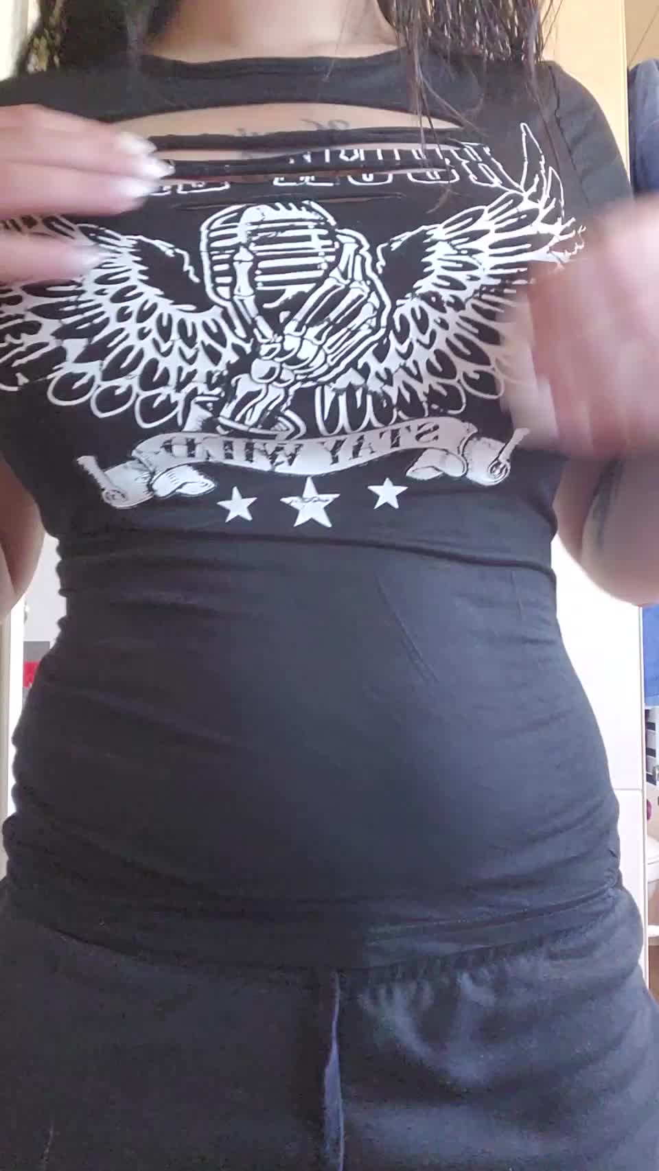 This shirt makes me look flat chested : video clip