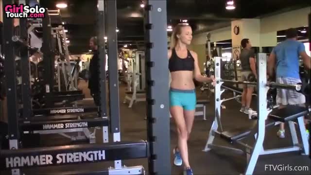 Flashing Her Tits In A Gym : video clip