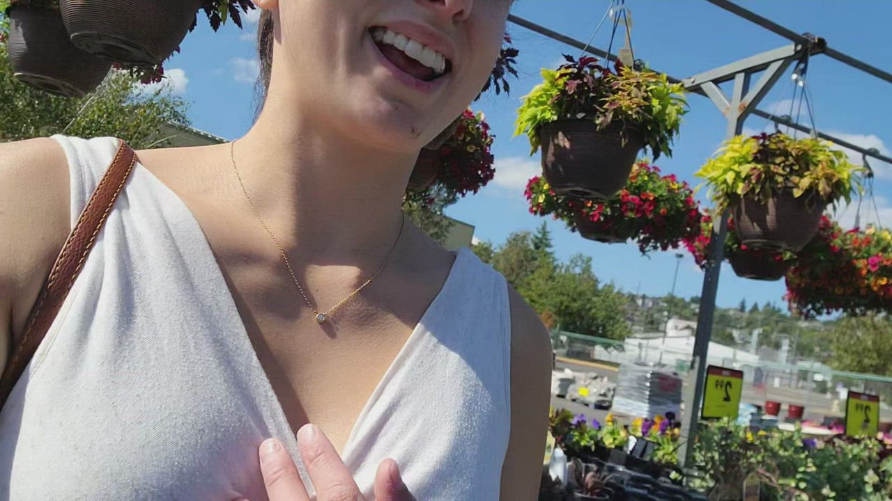 Shopping for flowers and showing my boobs! [GIF] : video clip