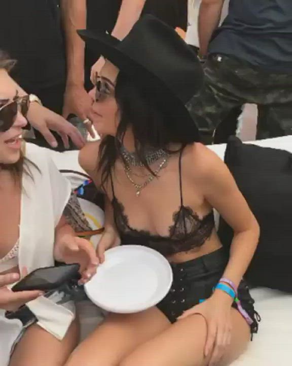 Kendall Jenner pierced nipple : video clip