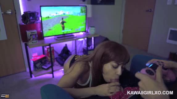 blowing while he plays fortnite : video clip