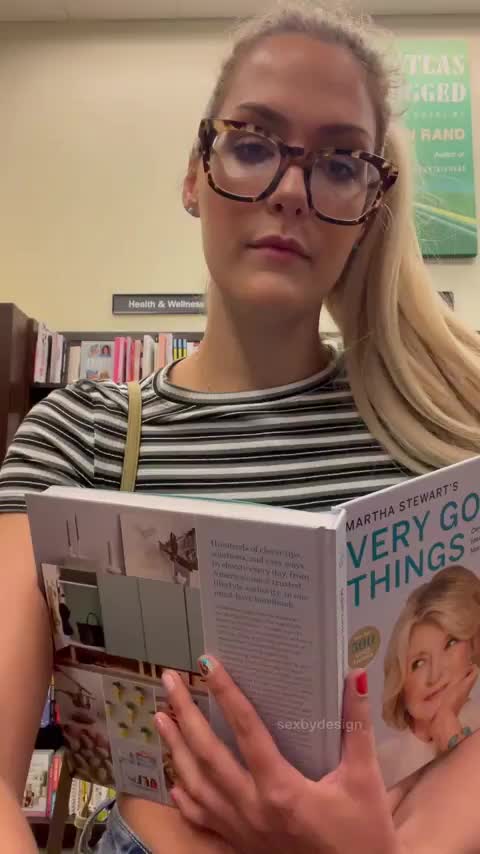 There are two very good things hiding behind this book 😏 [GIF] : video clip