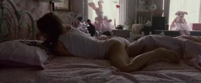 Natalie portman humping a pillow : video clip