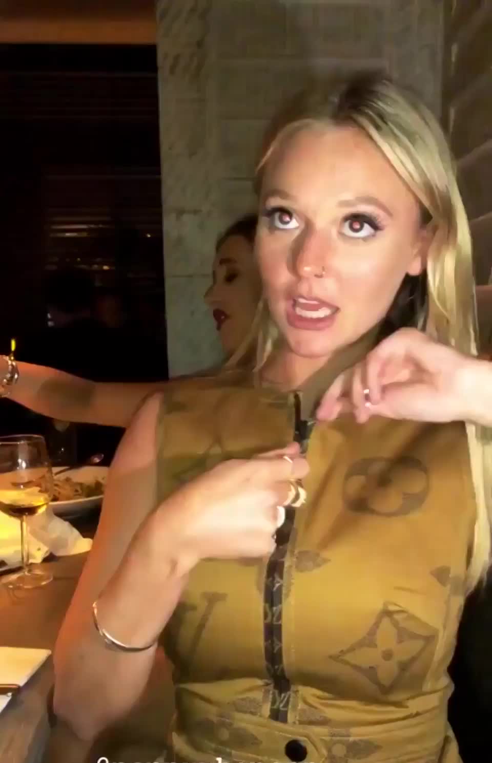 Cleavage reveal : video clip