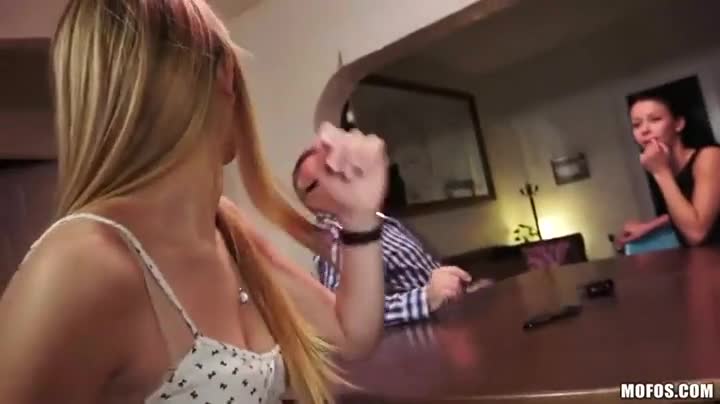 Sucking Off Daddy's Friend Behind His Back : video clip