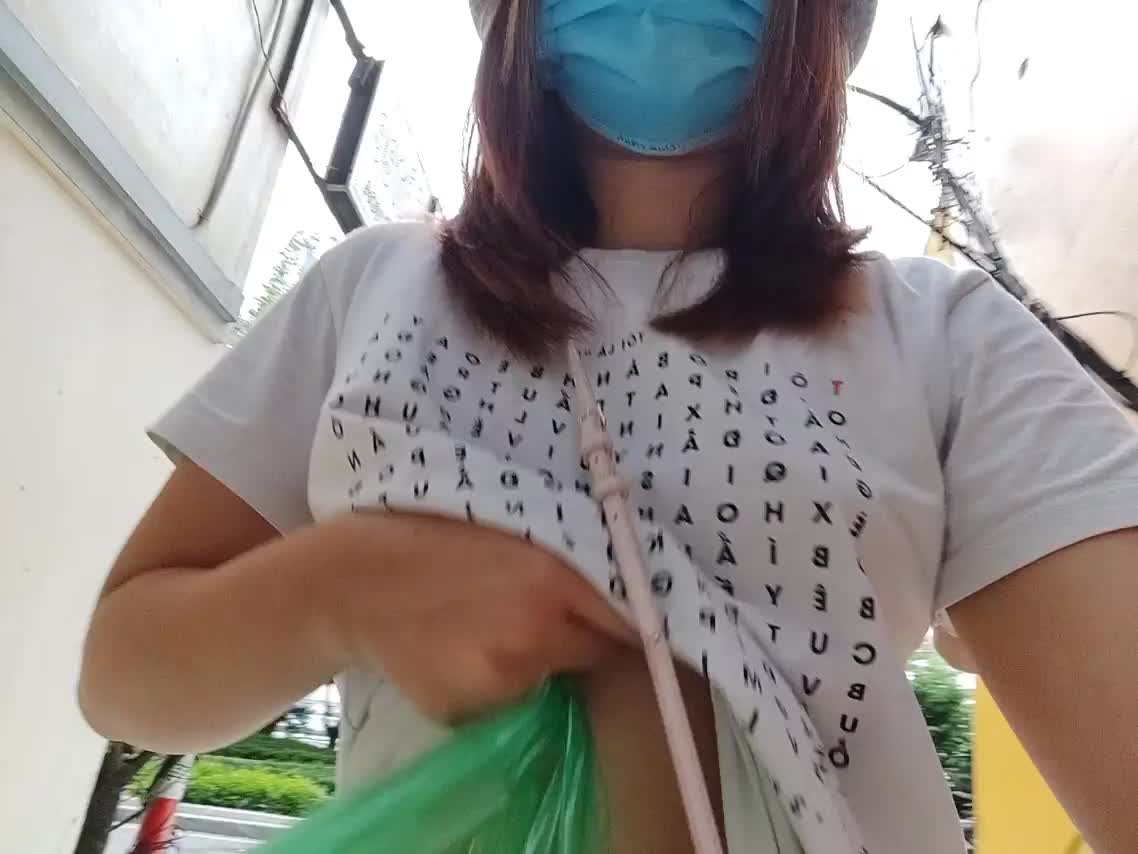 Just buying some snack, anyone cares for a quick flash? [GIF] : video clip