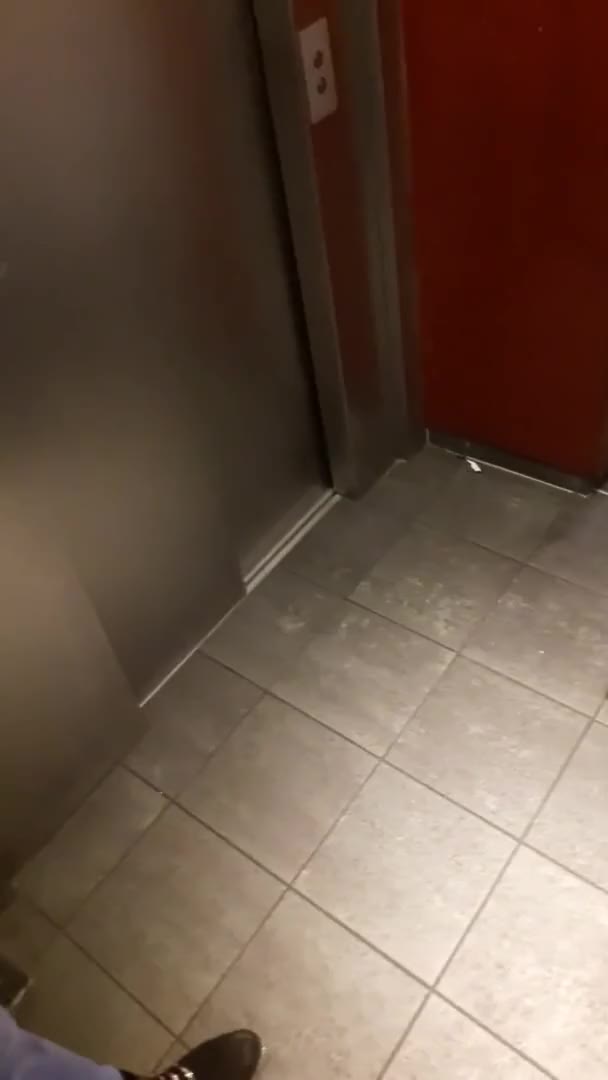 That elevator quickly! : video clip