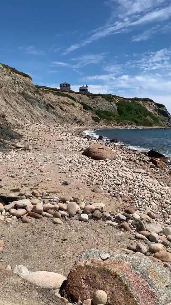 Sucking cock behind a rock 😋 : video clip