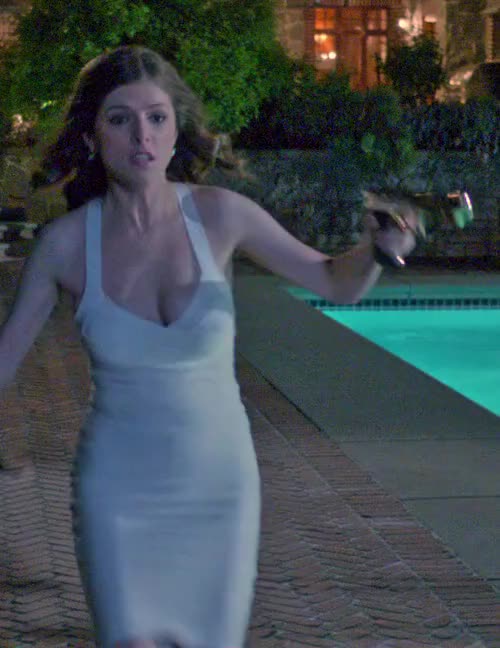 Anna Kendrick has a nice jiggle : video clip