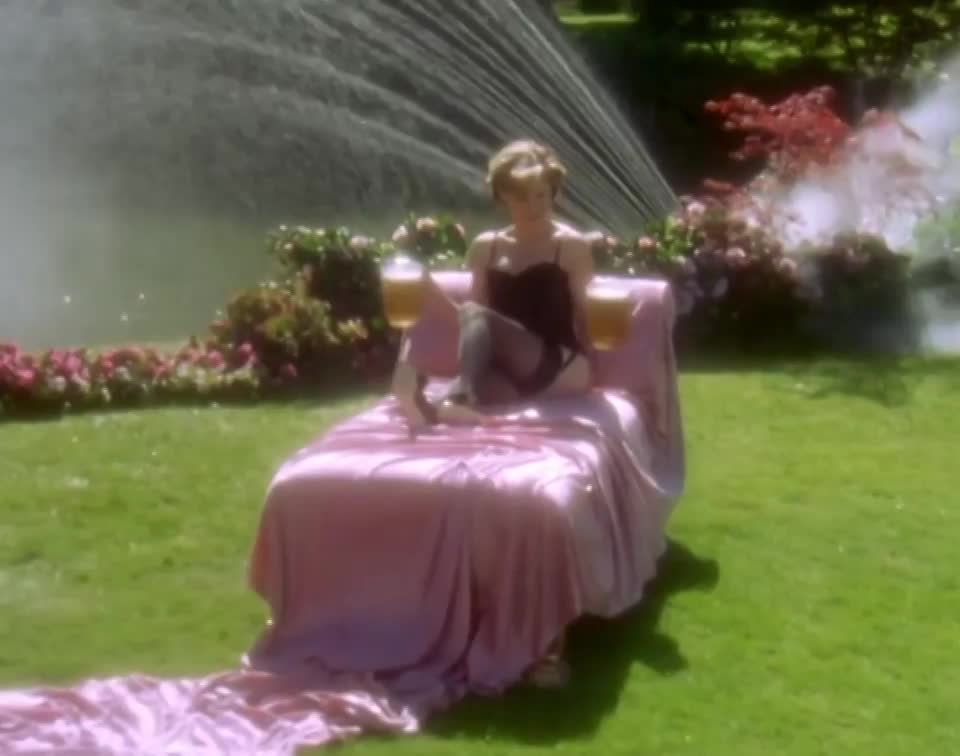 Julie Bowen [Happy Gilmore] : video clip