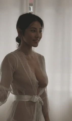 Who's this Asian beauty with big boobs ? : video clip
