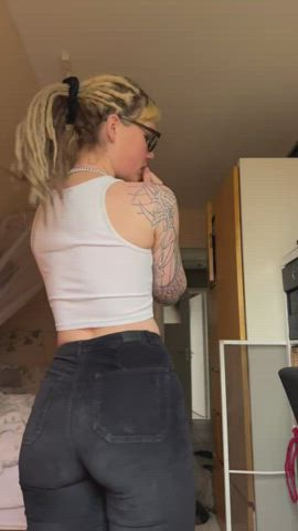 is there a man who likes my big ass? : video clip