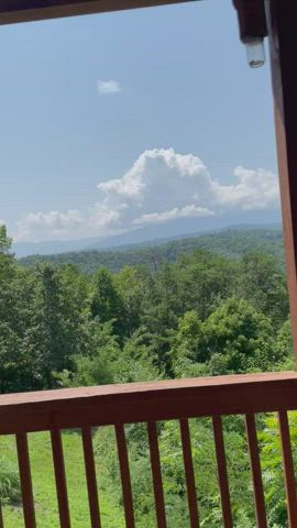 The grand ol’ Smokey Mountains sure are beautiful, huh? : video clip
