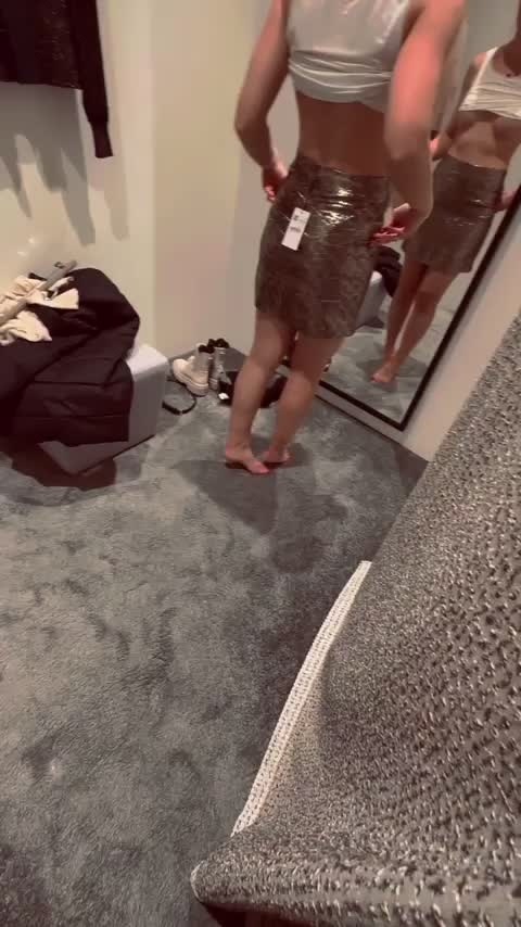 Tap this ass in the changing room : video clip