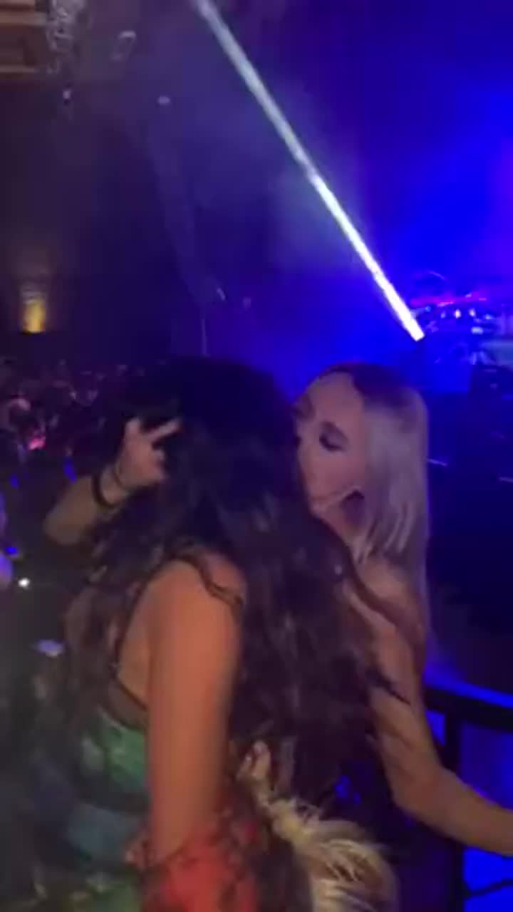 Girls kissing and licking in the club [GIF] : video clip