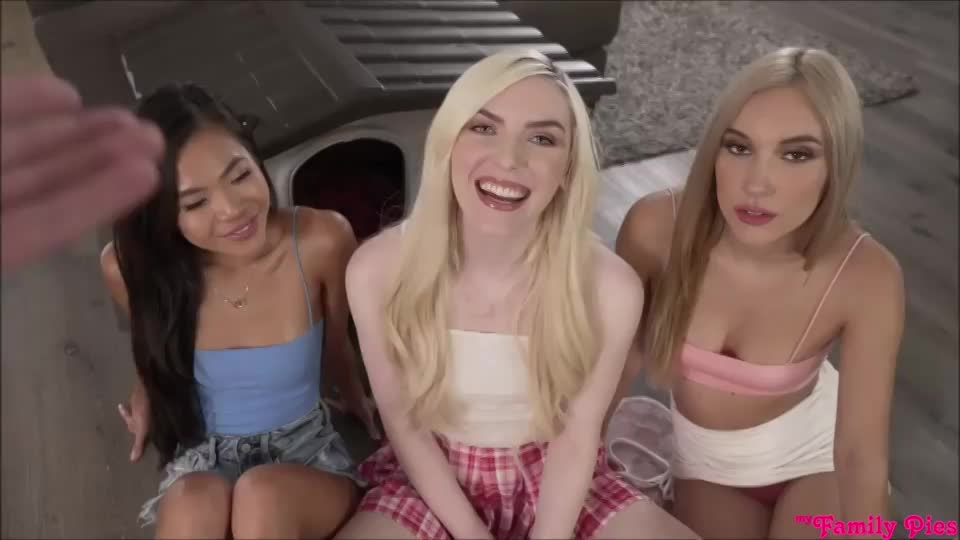 Stepsister Gets Fucked In The Doghouse : video clip