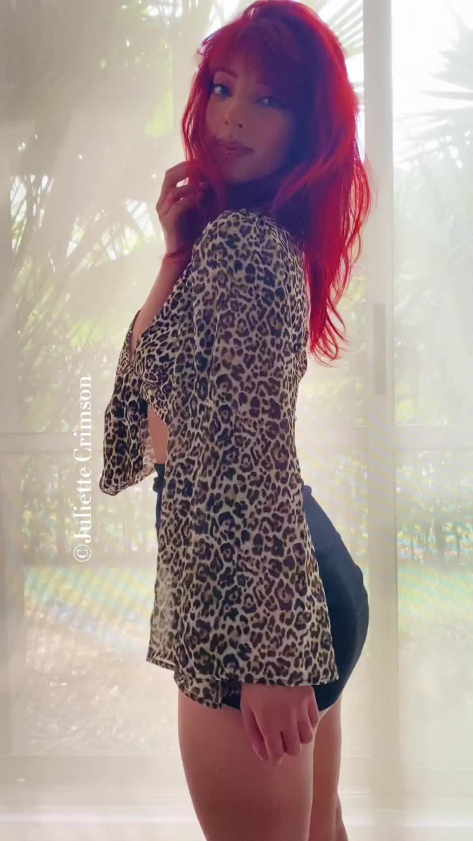 There's a tasty pink secret hiding under my skirt : video clip