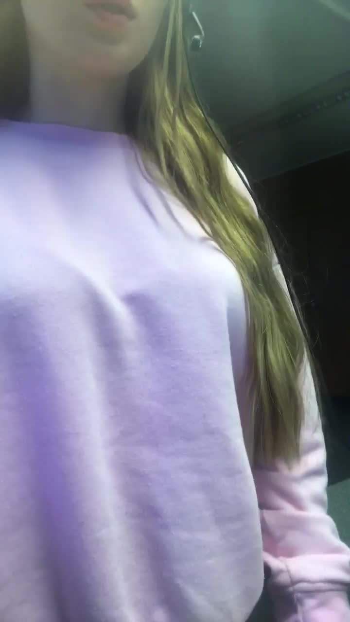 Played with my 19yo tits at work 😈 : video clip