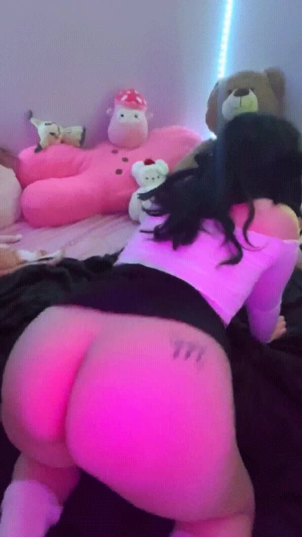 Would you let a curvy goth pawg sit on your face? : video clip