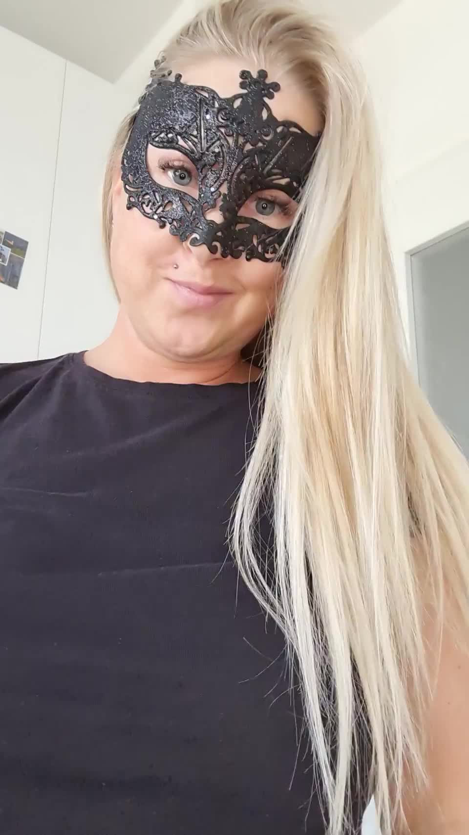 Momma’s got some junk in her trunk : video clip