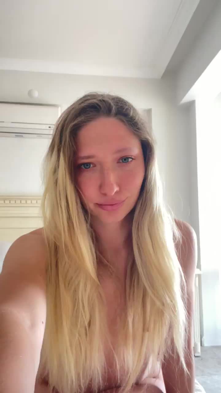 Just chilling here : video clip