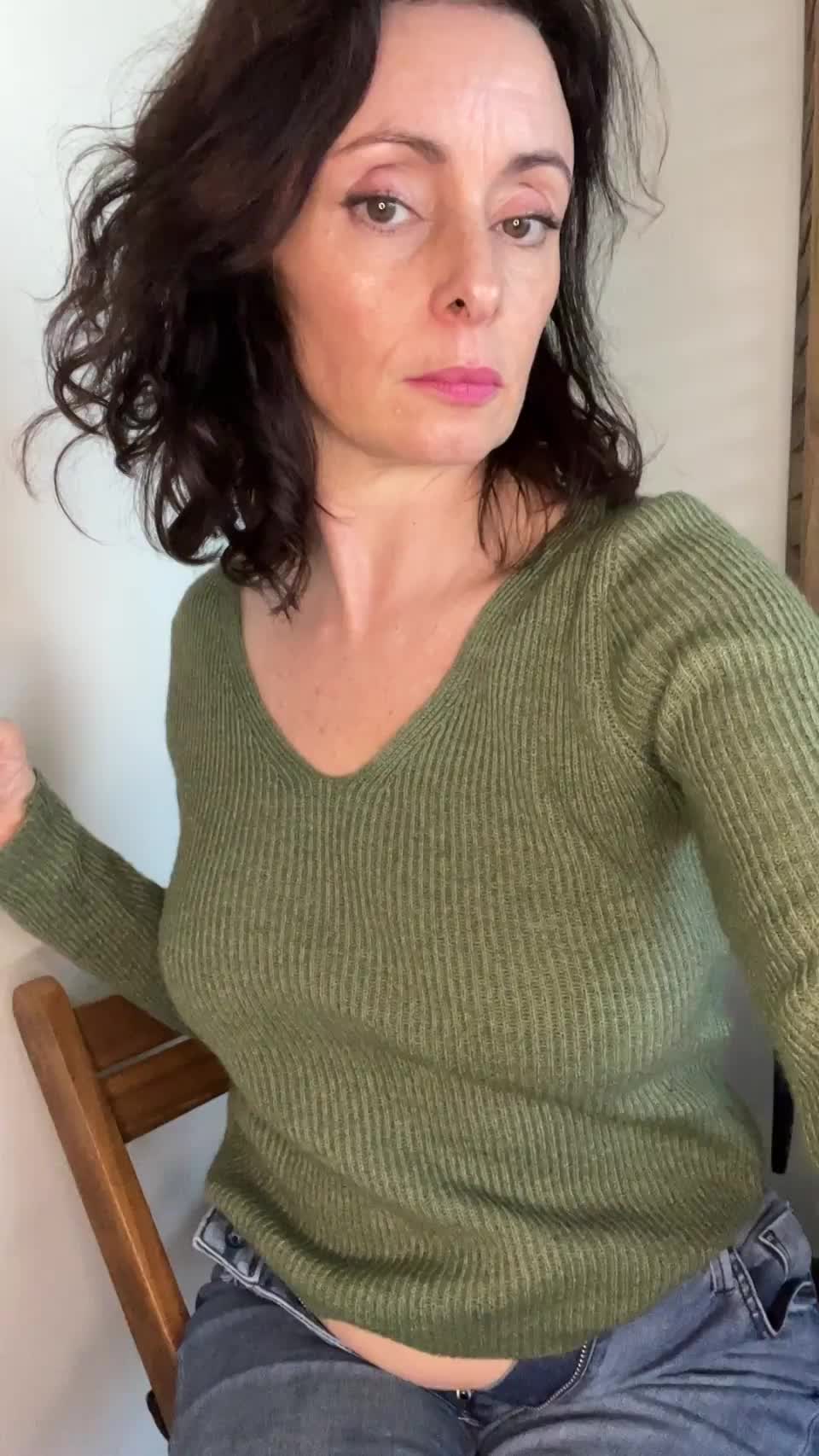 I accidentally showed my boobs on Zoom to my students : video clip