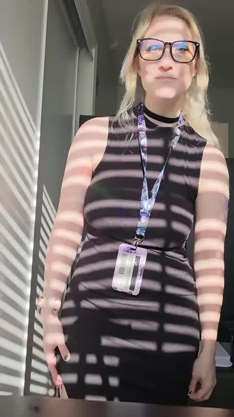 what the guys in the office don't see : video clip