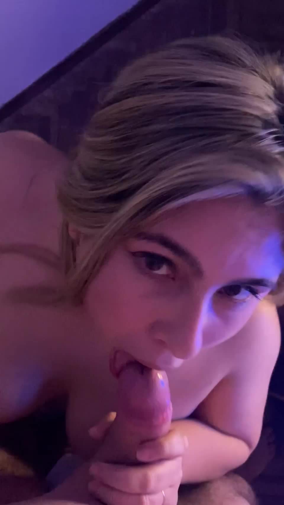 i am shy but it's so juicy : video clip