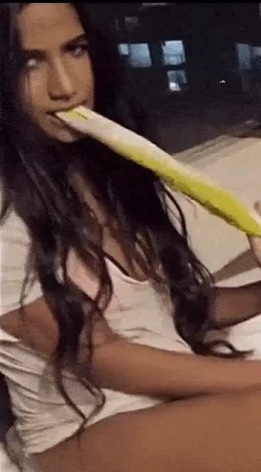 Indian actress Poonam Panday getting jiggy with a guitar : video clip