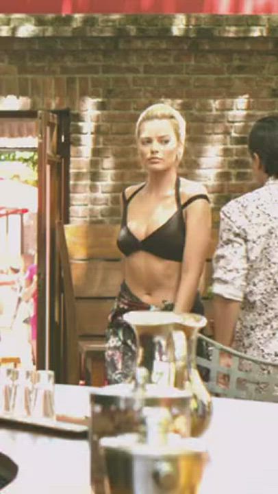 Margot Robbie Looks so fuckable in that bikini and high heels