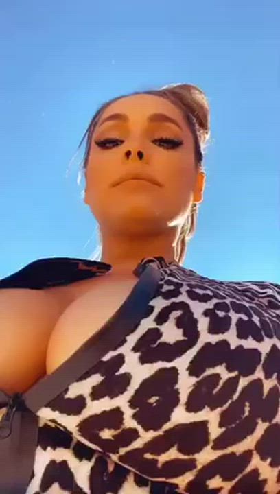 Stop and look at Kelly Brook’s enormous tits : video clip