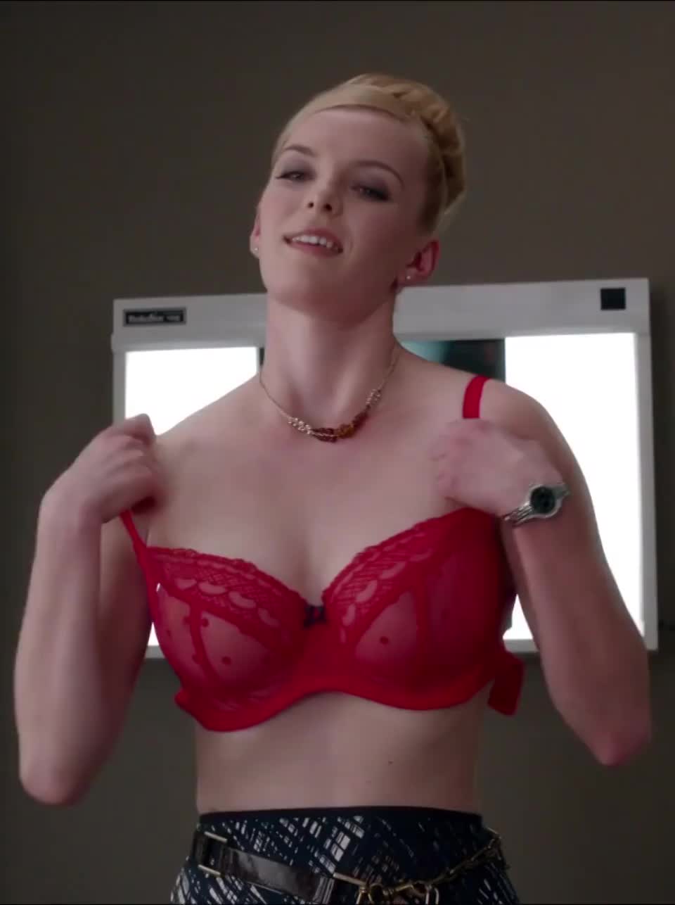 Betty Gilpin : video clip